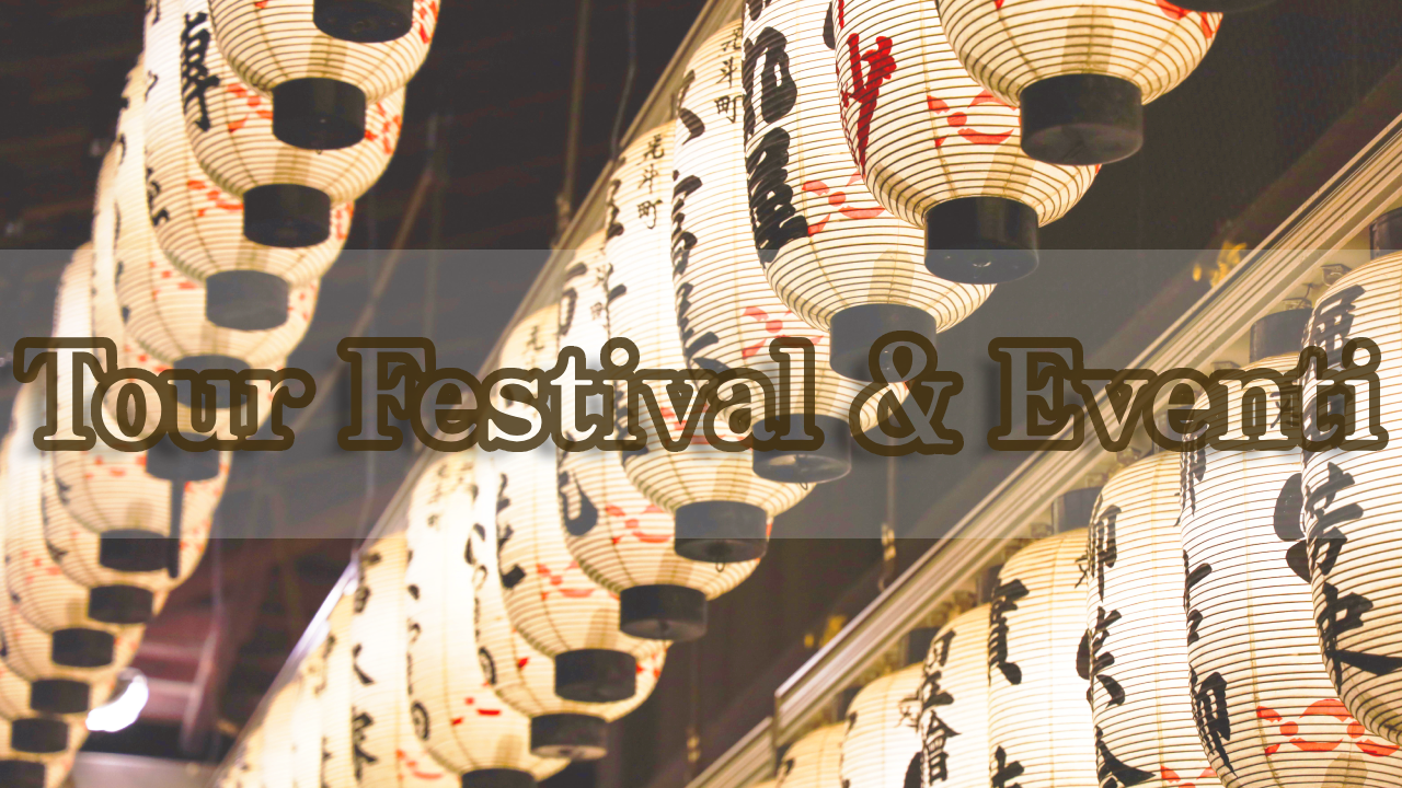 Sfilza di lanterne illuminate